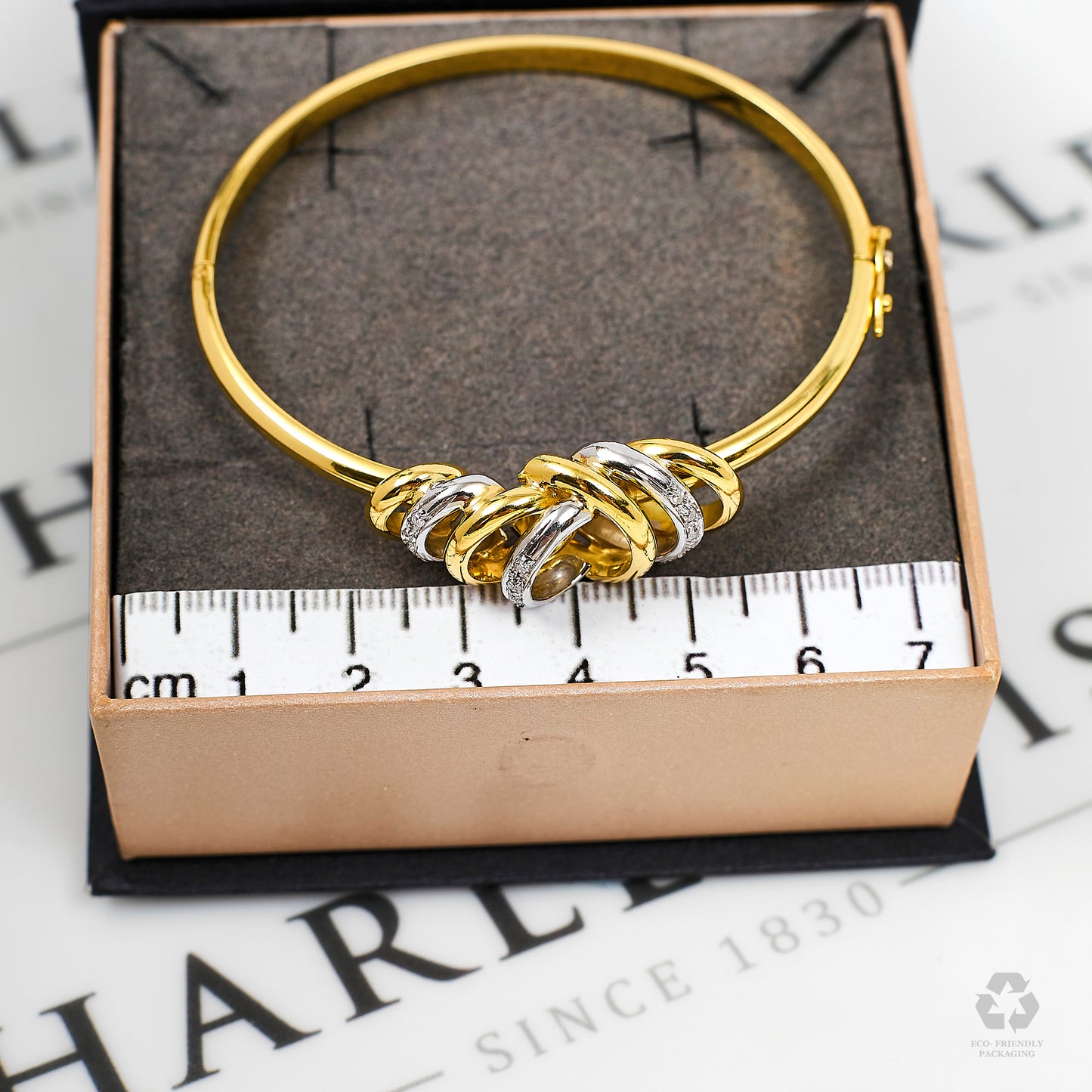 Pre-Owned 18ct Gold CZ Circles Design Hinged Bangle