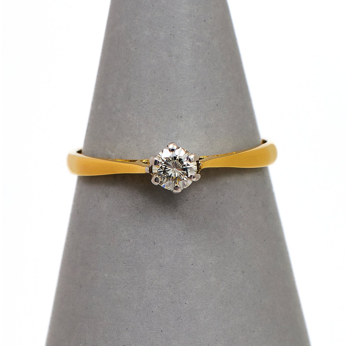Pre-Owned 18ct Gold Diamond Solitare Ring Size N.5