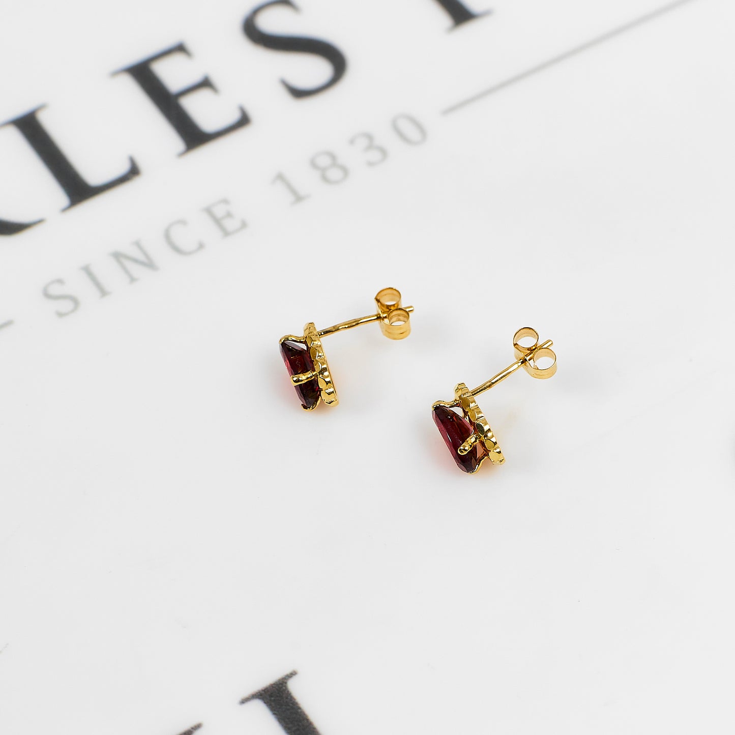 Pre-Owned 9ct Gold Oval Garnet Stud Earrings