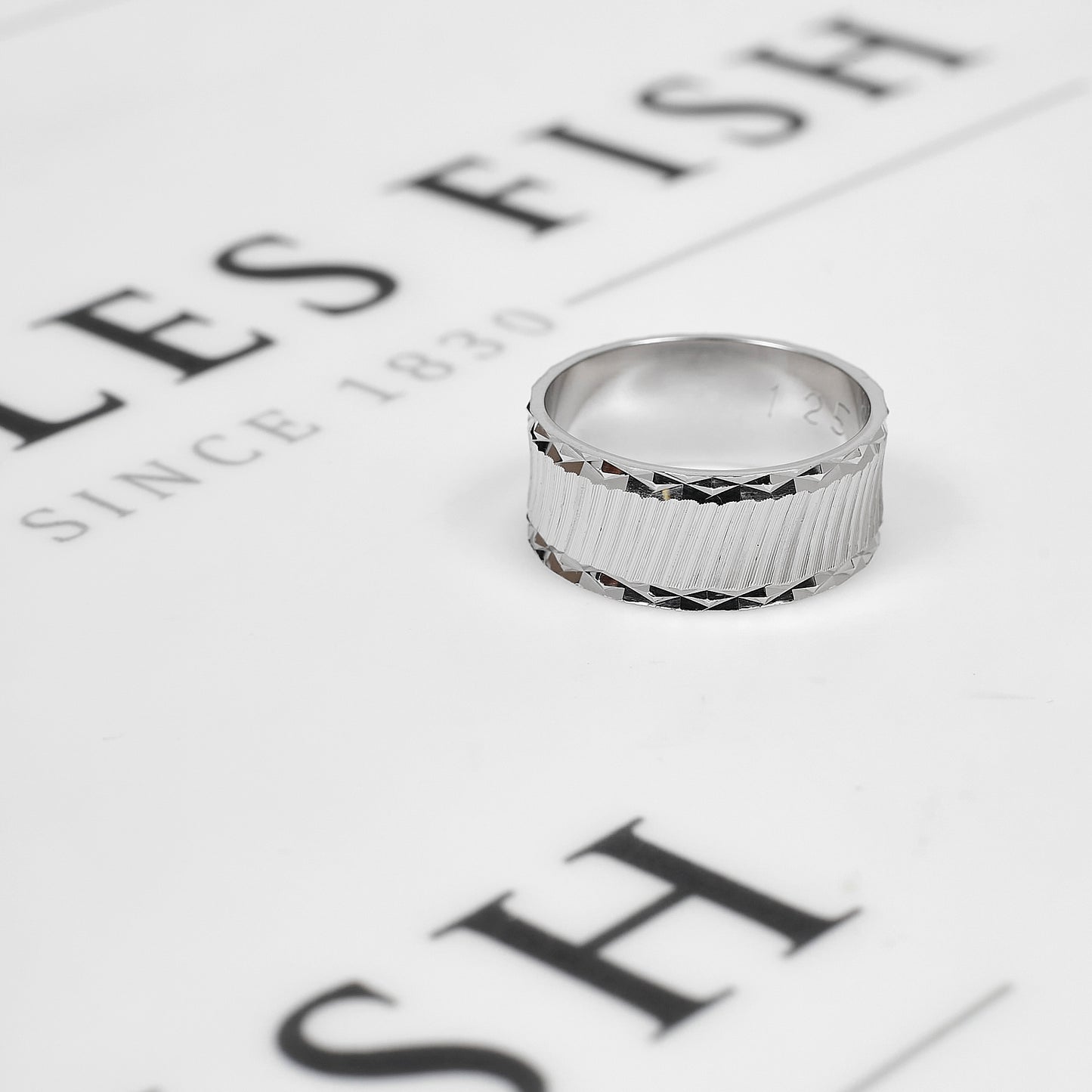 Pre-Owned 18ct White Gold Patterned Band Ring Size N