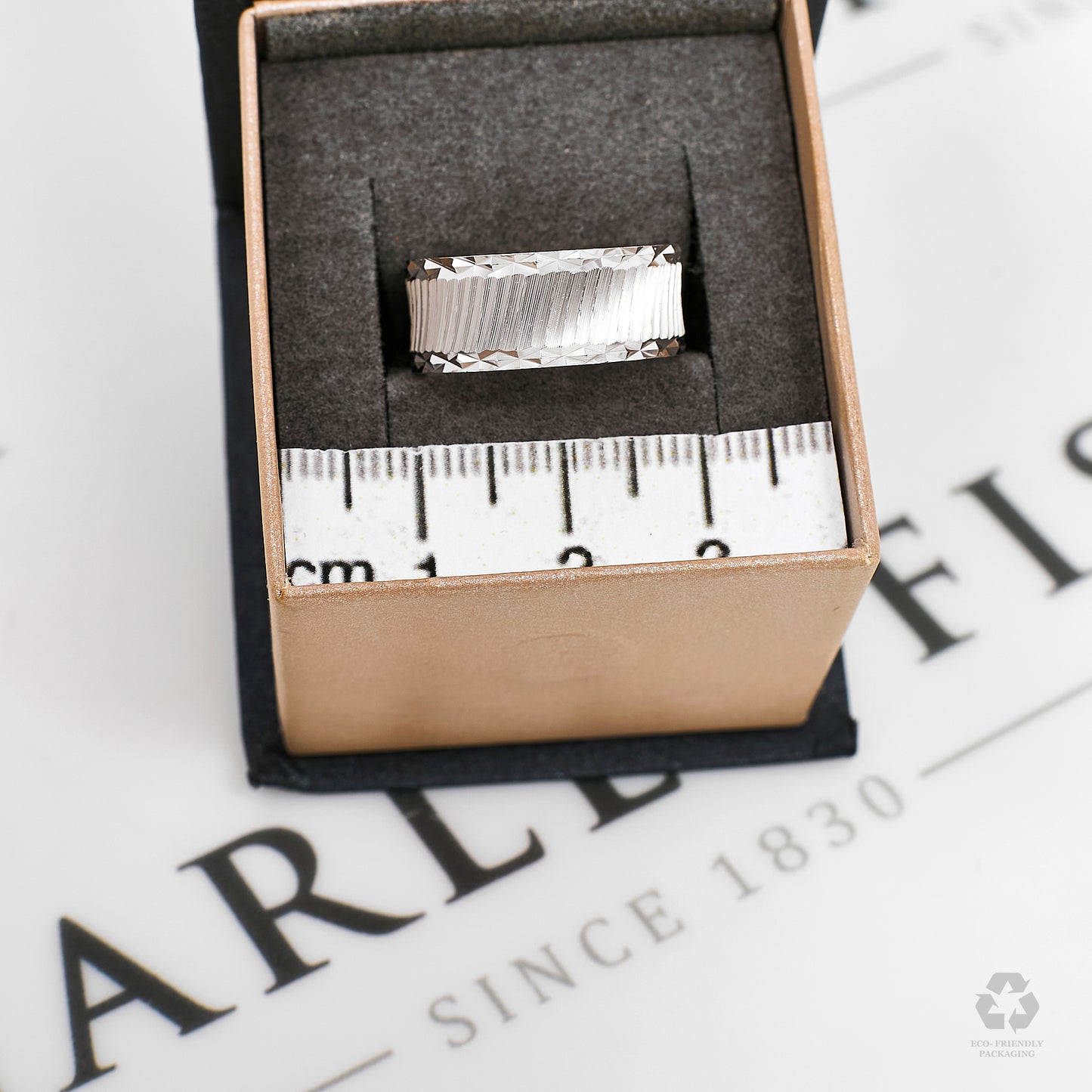 Pre-Owned 18ct White Gold Patterned Band Ring Size N