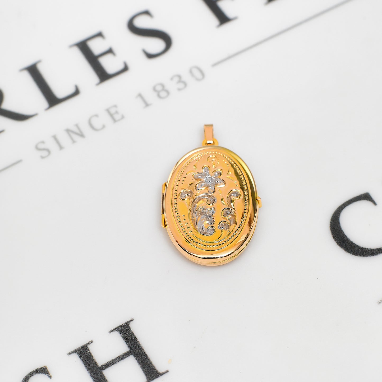 Pre-Owned 9ct Gold Oval White Flower Design Locket Pendant