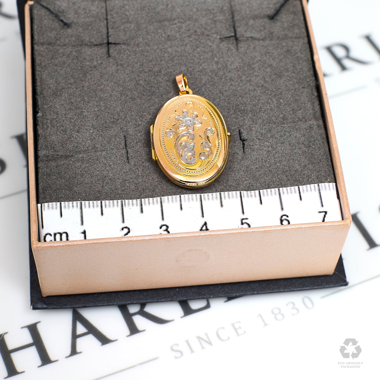 Pre-Owned 9ct Gold Oval White Flower Design Locket Pendant