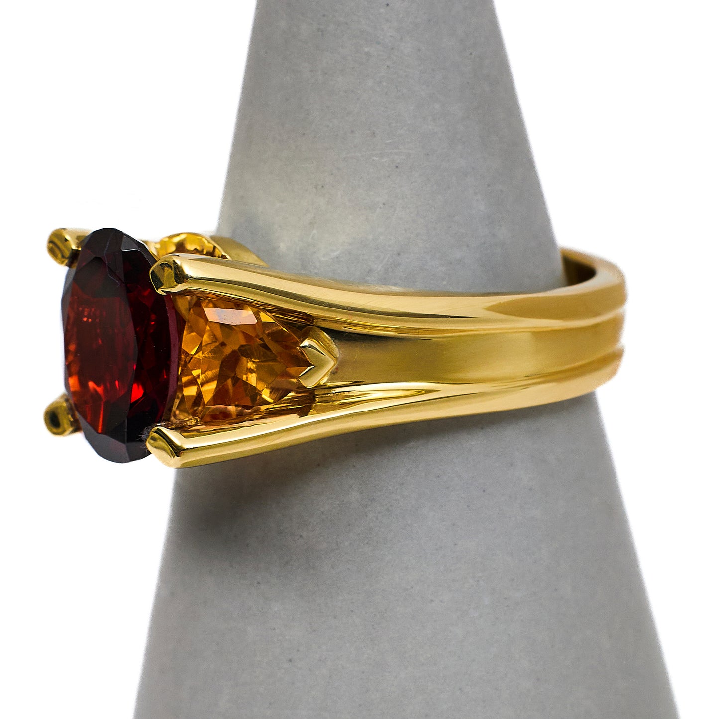 Pre-Owned 14ct Gold Oval Garnet Ring Size T
