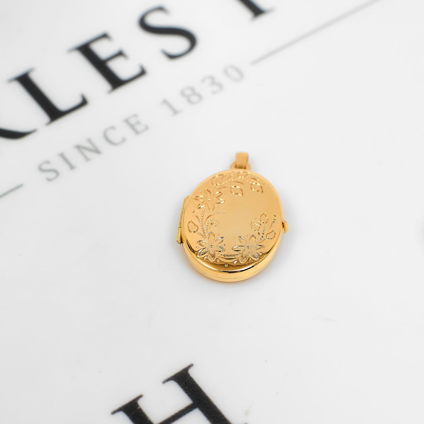 Pre-Owned 9ct Gold Oval Locket Pendant Flower Design