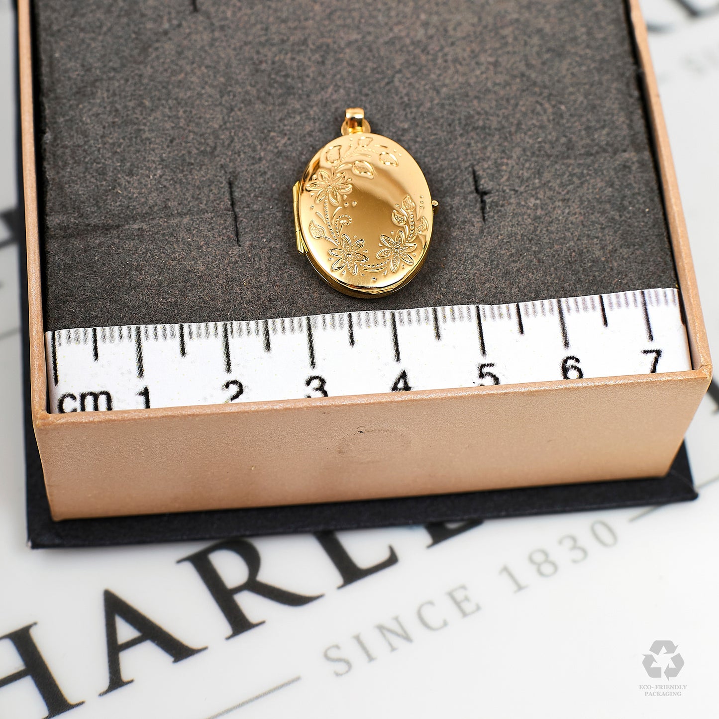 Pre-Owned 9ct Gold Oval Locket Pendant Flower Design