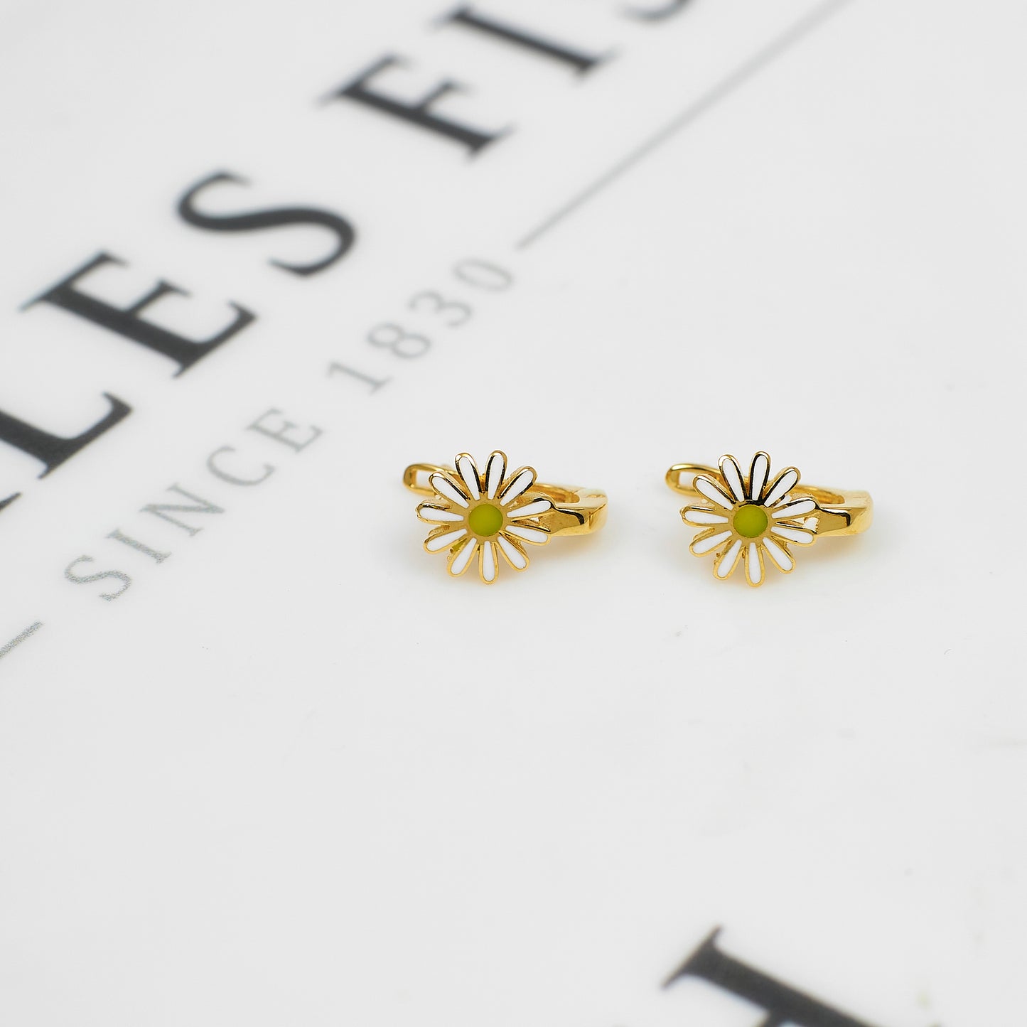 Pre-Owned 14ct Gold Daisy Enamel Earrings