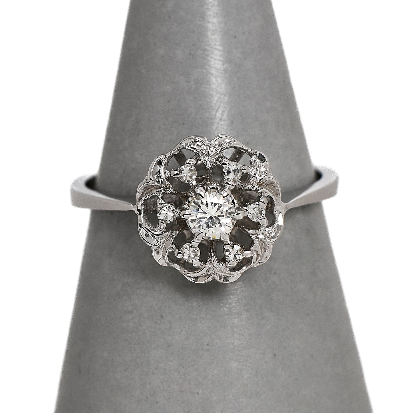 Pre-Owned 18ct White Gold Diamond Cluster Ring Size M.5