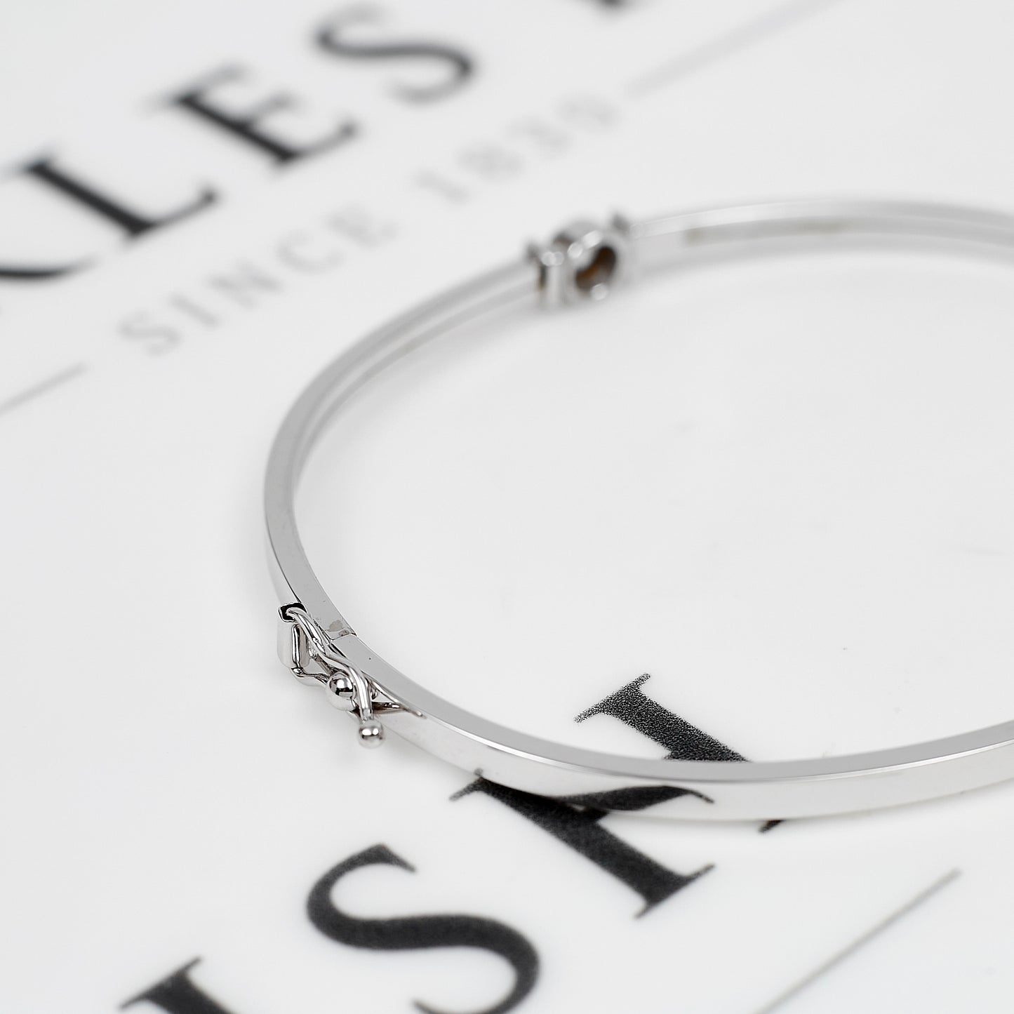 Pre-Owned 9ct White Gold Single CZ Bangle