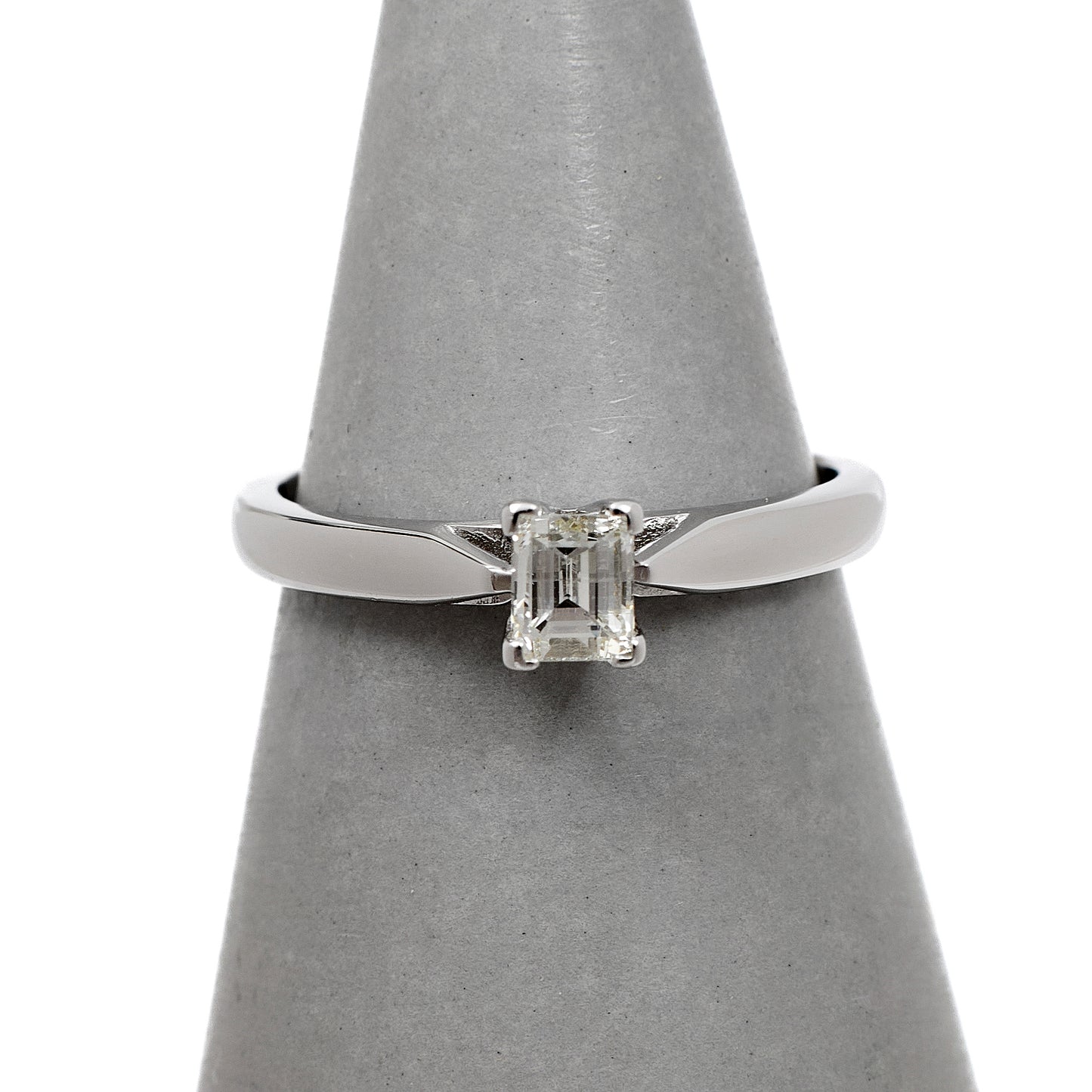 Pre-Owned 18ct Rectangular Millennium Cut Diamond Ring