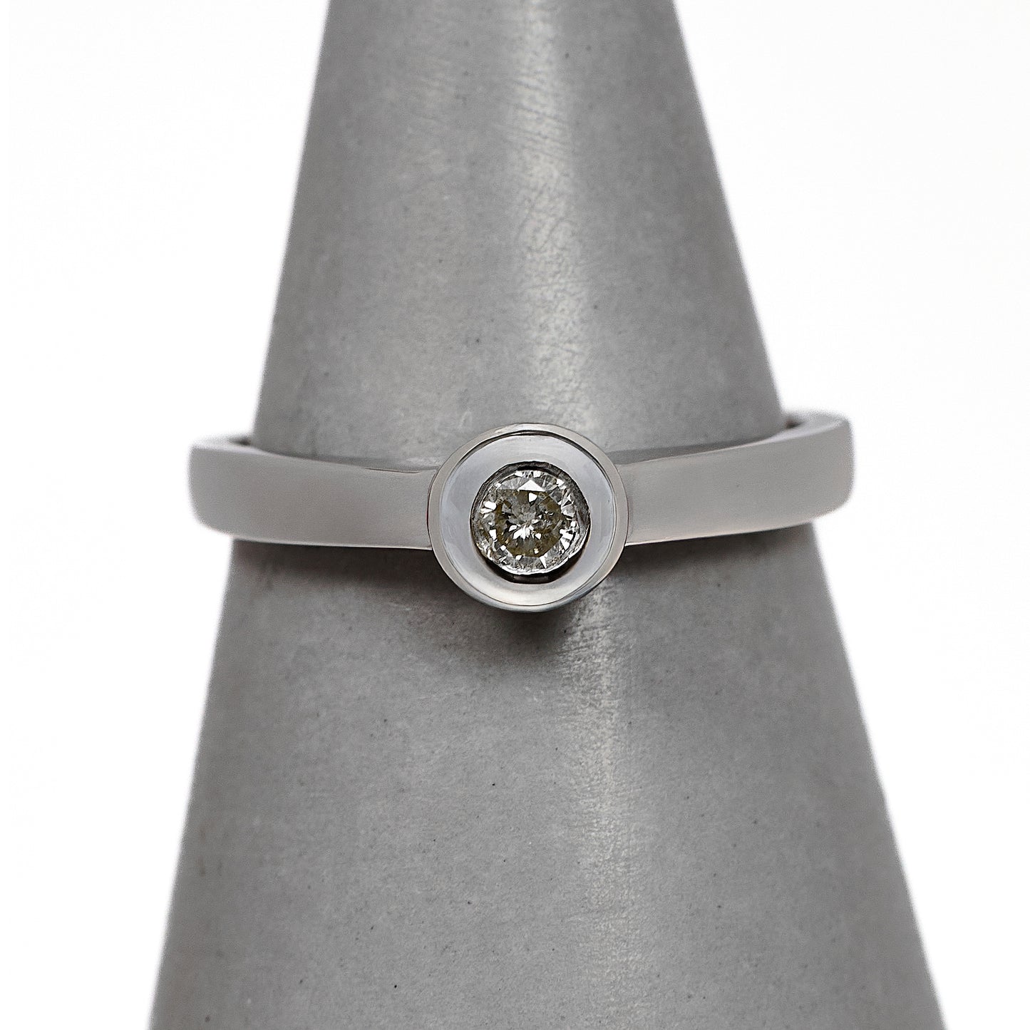 Pre-Owned 9ct White Gold Diamond Rubover Ring Size N