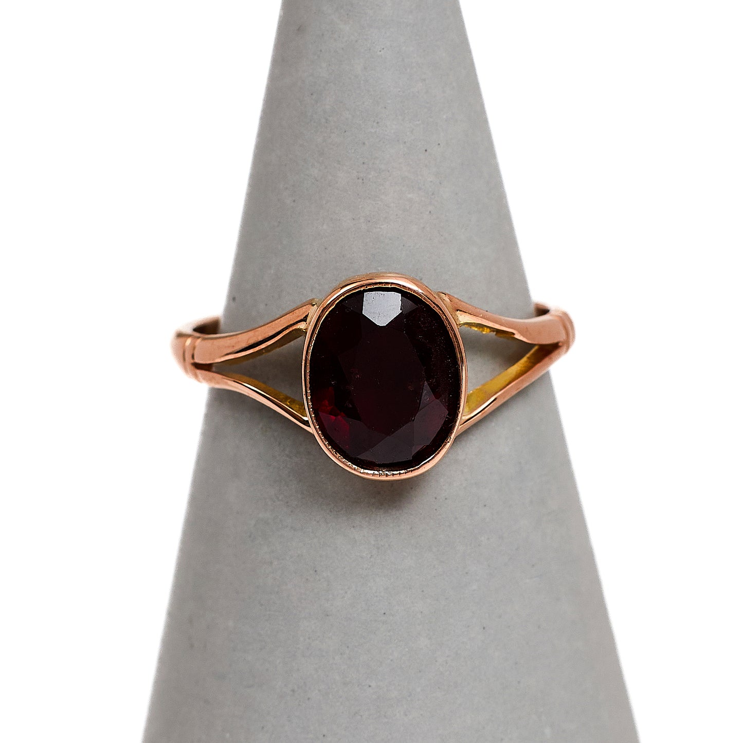 Pre-Owned 9ct Gold Oval Garnet Ring Size M.5