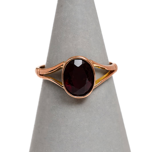 Pre-Owned 9ct Gold Oval Garnet Ring Size M.5