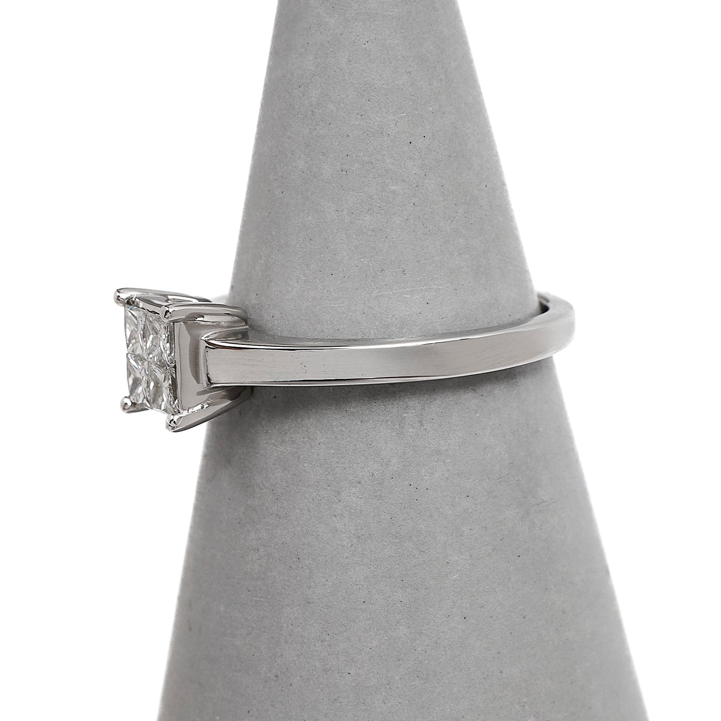 Pre-Owned 18ct White Gold Princess Cut Diamond Ring Size K.5