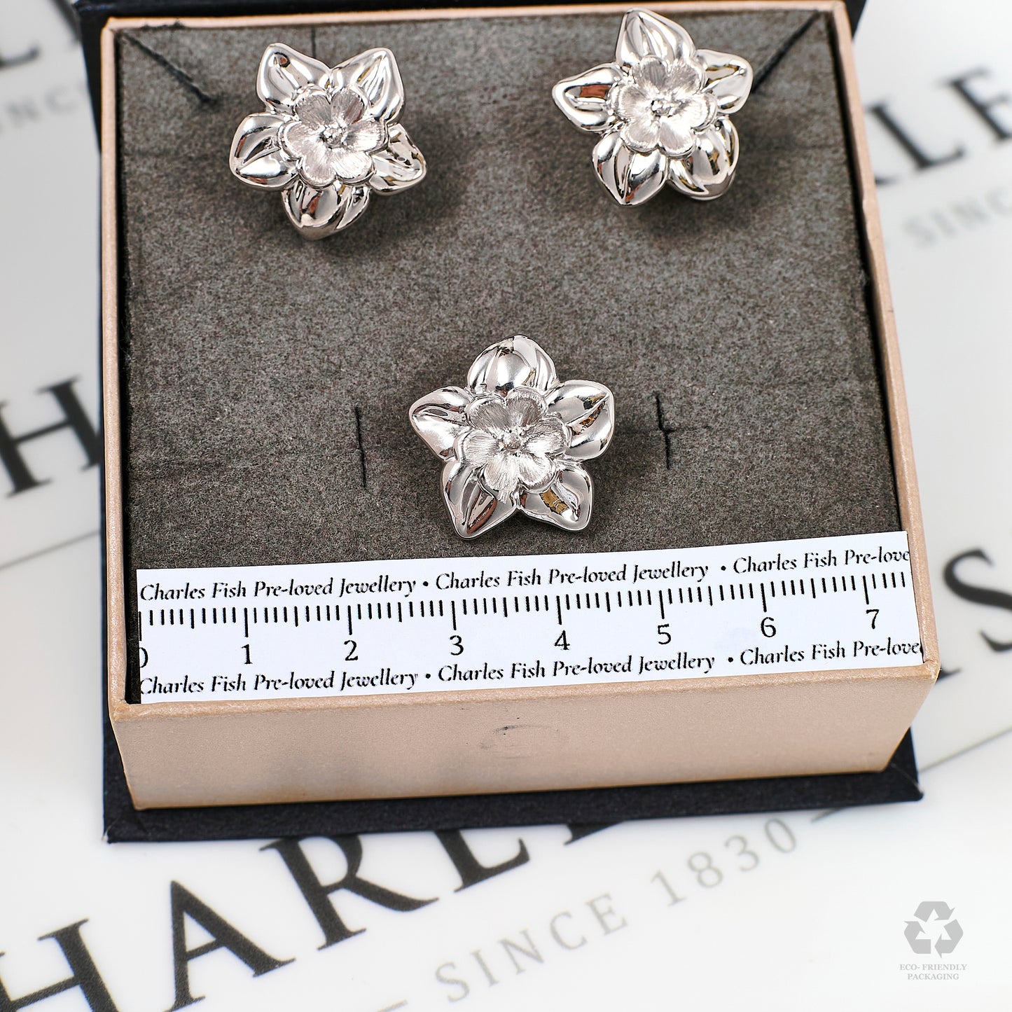 Pre-Owned 18ct White Gold Flower Jewellery SET