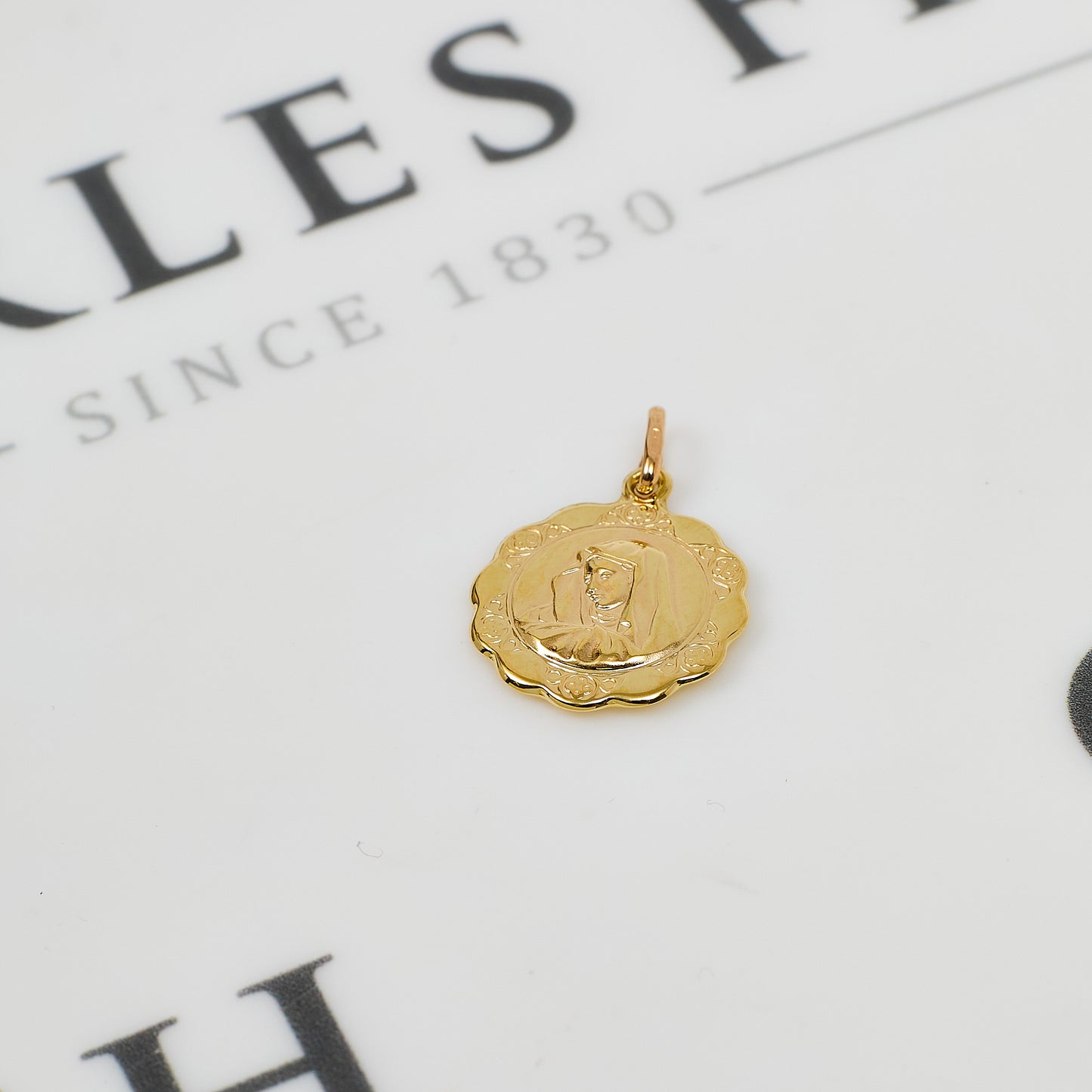 Pre-Owned 9ct Gold Madonna Pendant Round Frame