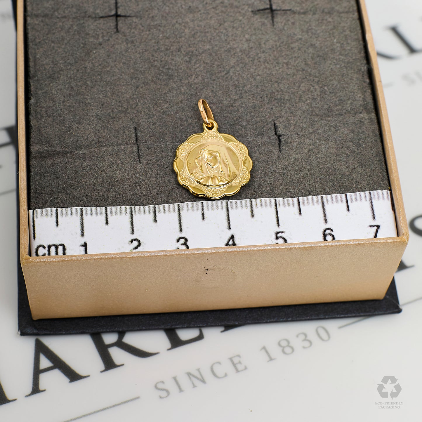 Pre-Owned 9ct Gold Madonna Pendant Round Frame