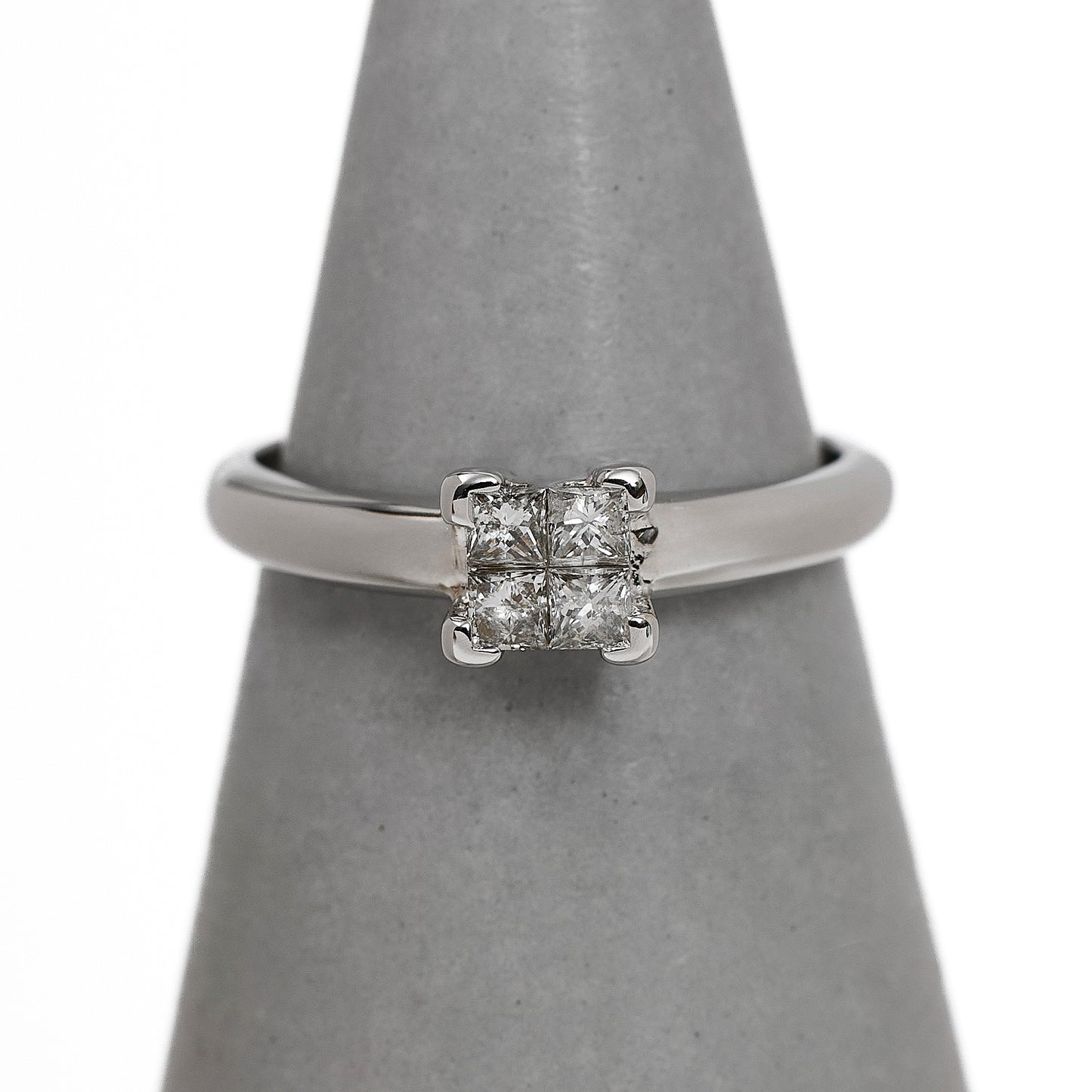 Pre-Owned 18ct White Gold Princess Cut Diamond Ring Size J.5