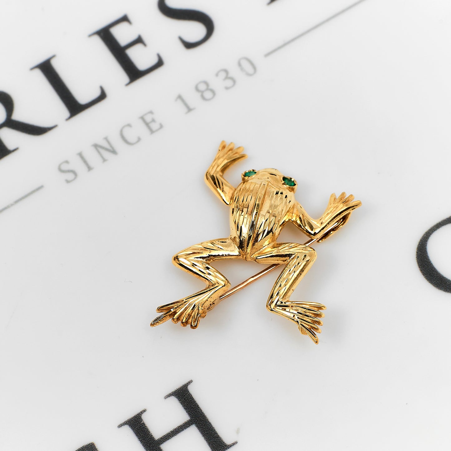 Pre-Owned 9ct Gold Emerald Eyes Frog Brooch
