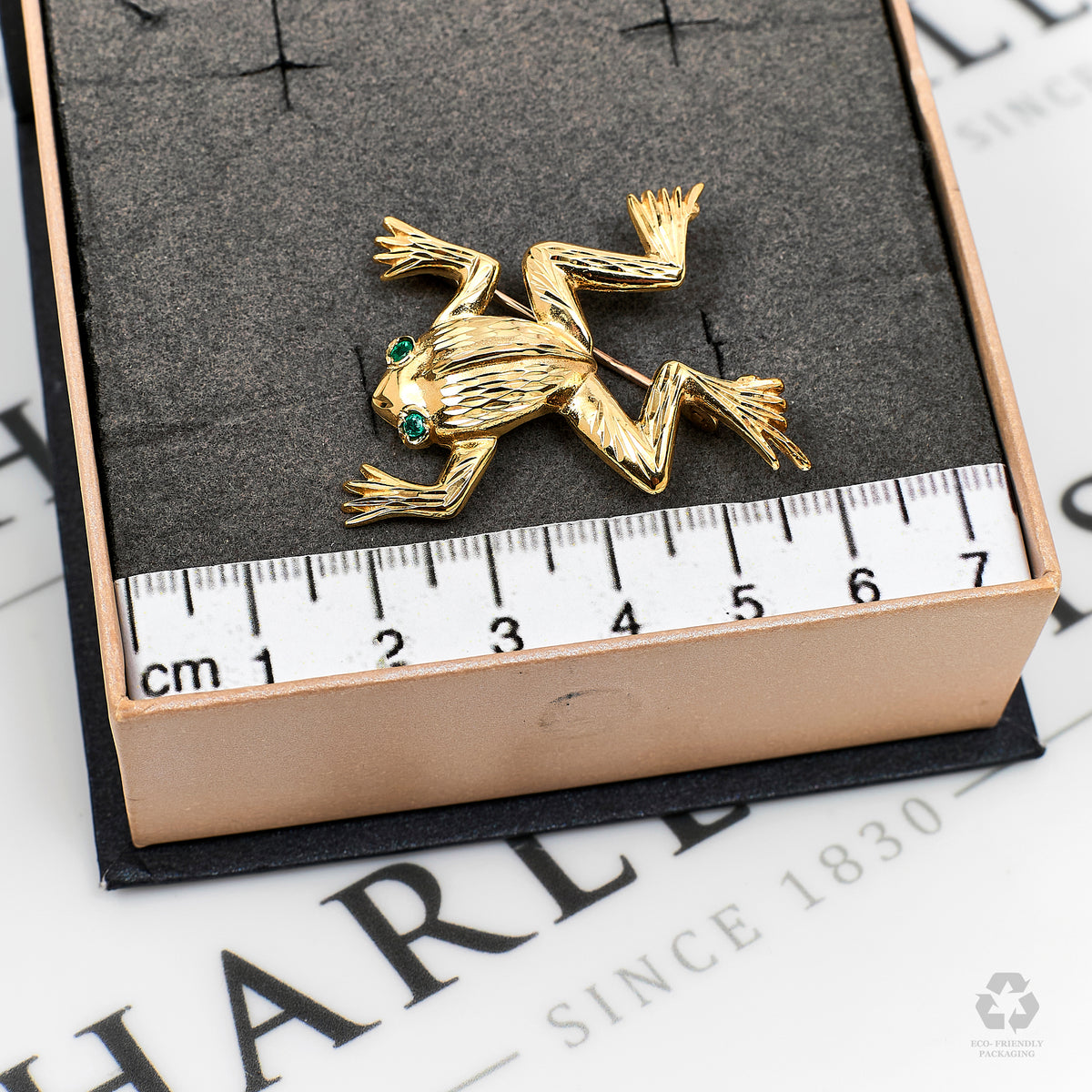 Pre-Owned 9ct Gold Emerald Eyes Frog Brooch