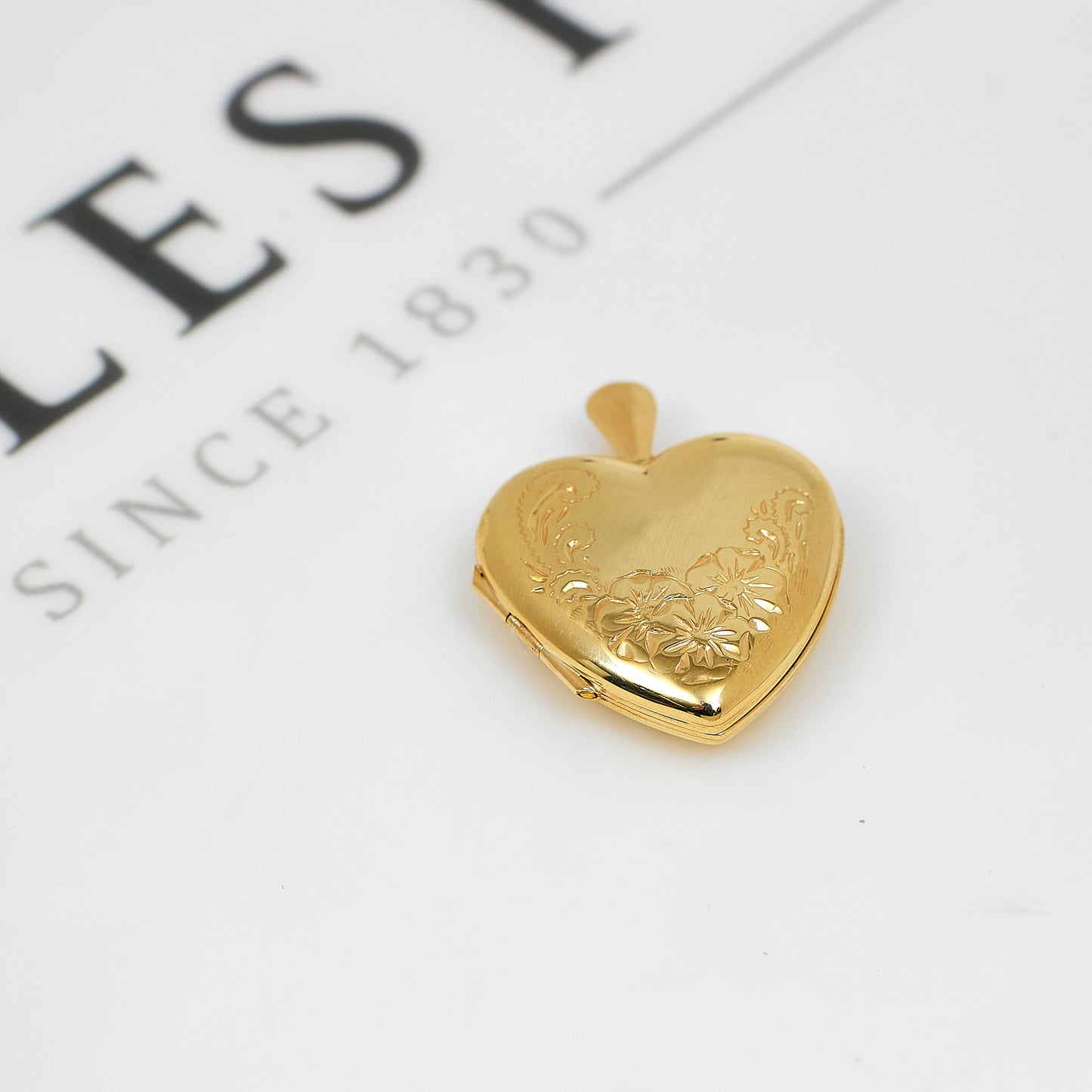 Pre-Owned 9ct Gold Flower Pattern Heart Shaped Locket