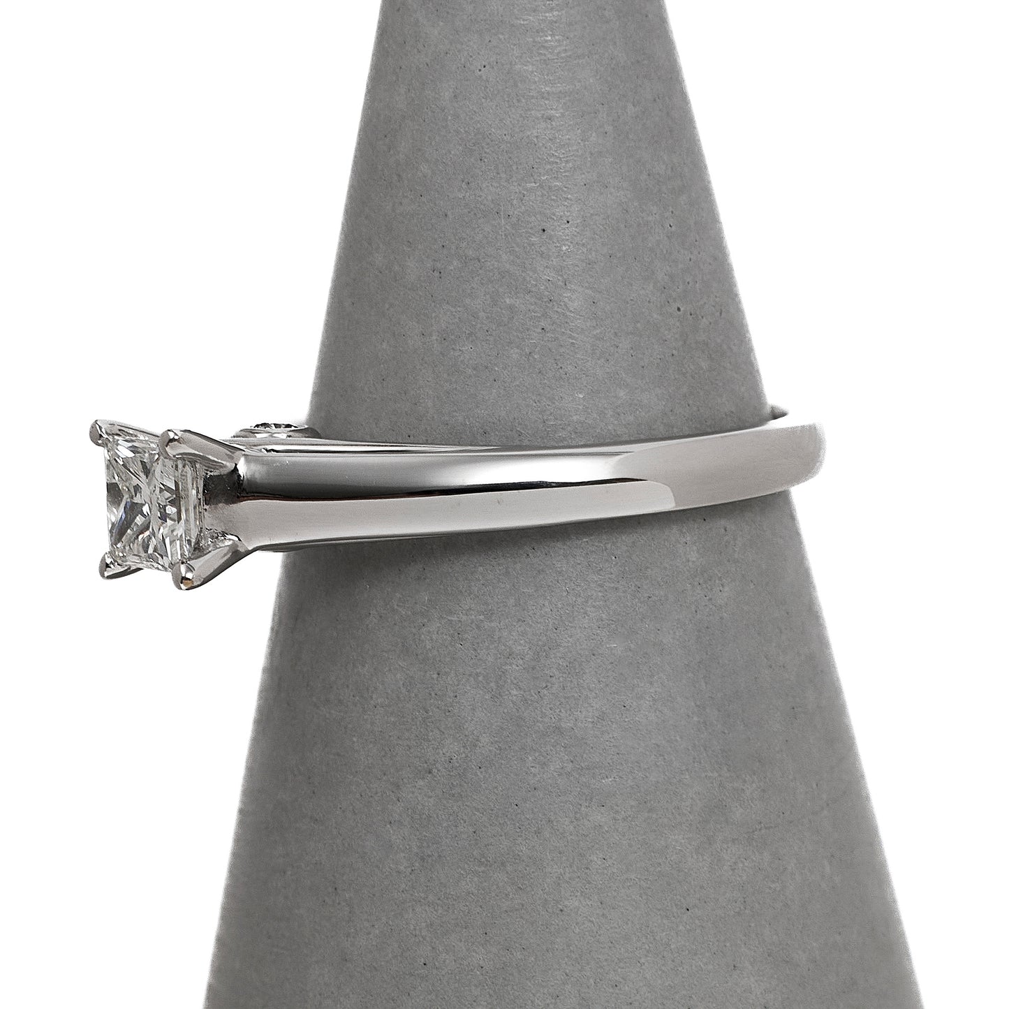 Pre-Owned 18ct White Gold Princess Cut Diamond Ring Size H.5