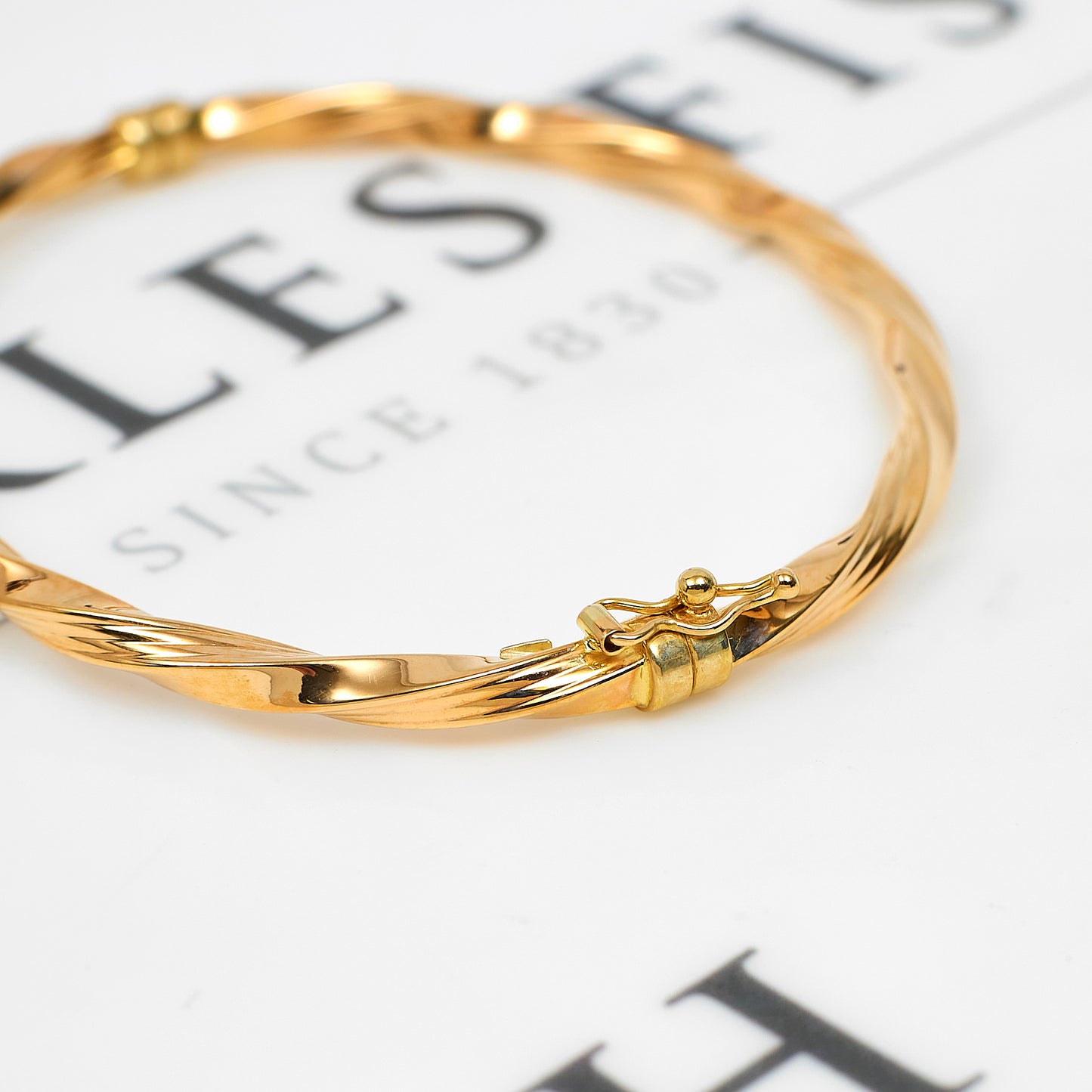 Pre-Owned 9ct Gold Hinged Twist Bangle
