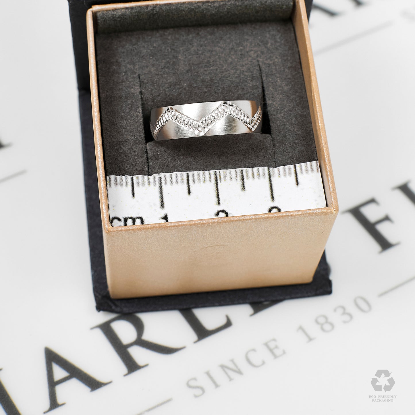 Pre-Owned 9ct White Gold Diamond Zigzag Satin Wedding Ring