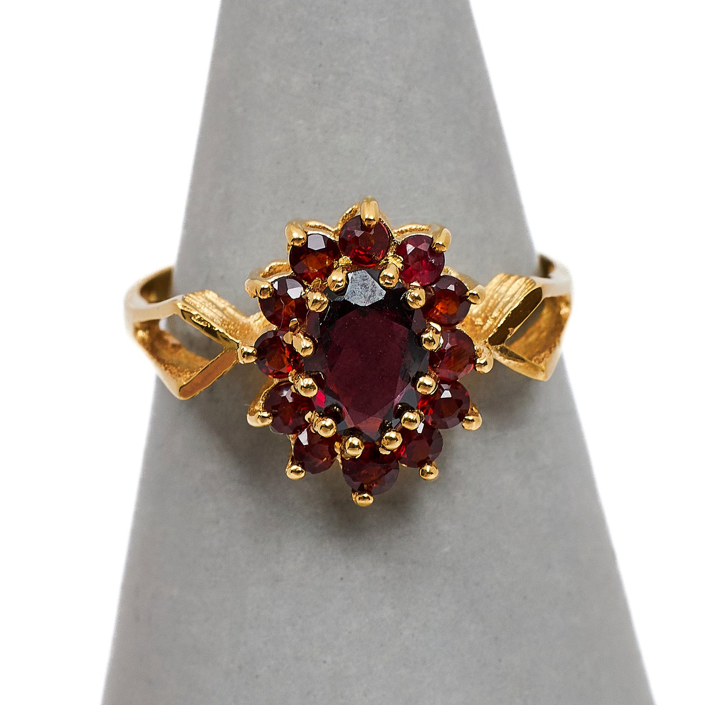 Pre-Owned 9ct Gold Oval Garnet Cluster Ring Size N.5
