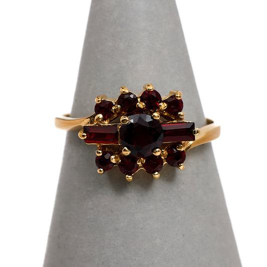 Pre-Owned 9ct Gold Garnet Cluster Ring Size N