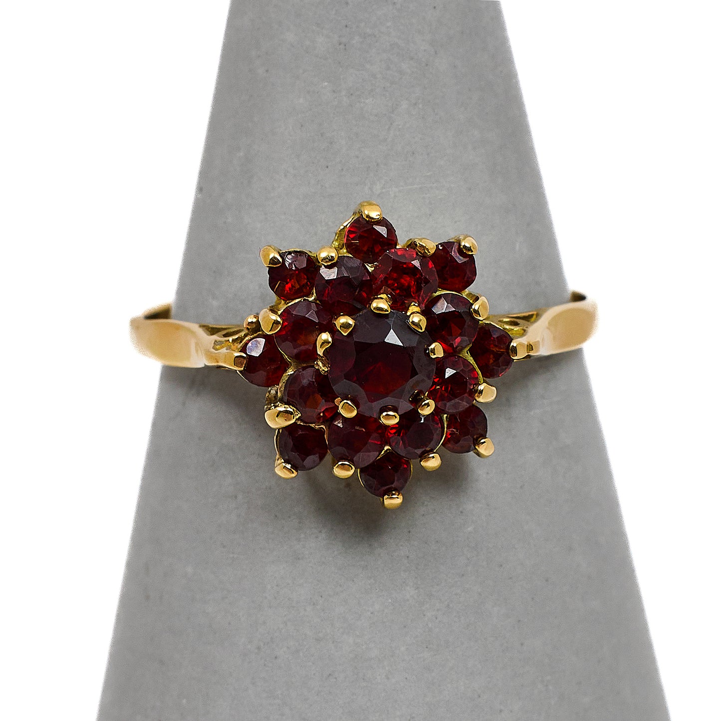 Pre-Owned 9ct Gold Garnet Cluster Ring Size Q.5