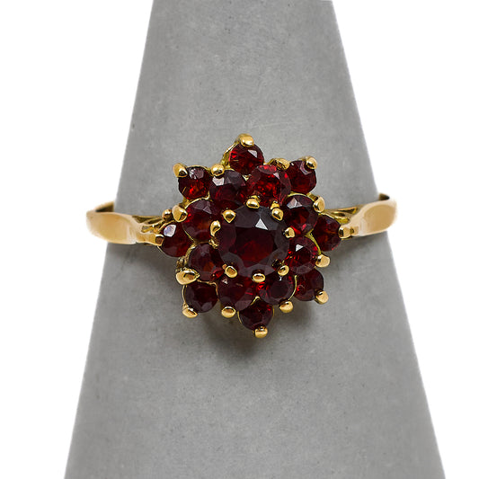 Pre-Owned 9ct Gold Garnet Cluster Ring Size Q.5