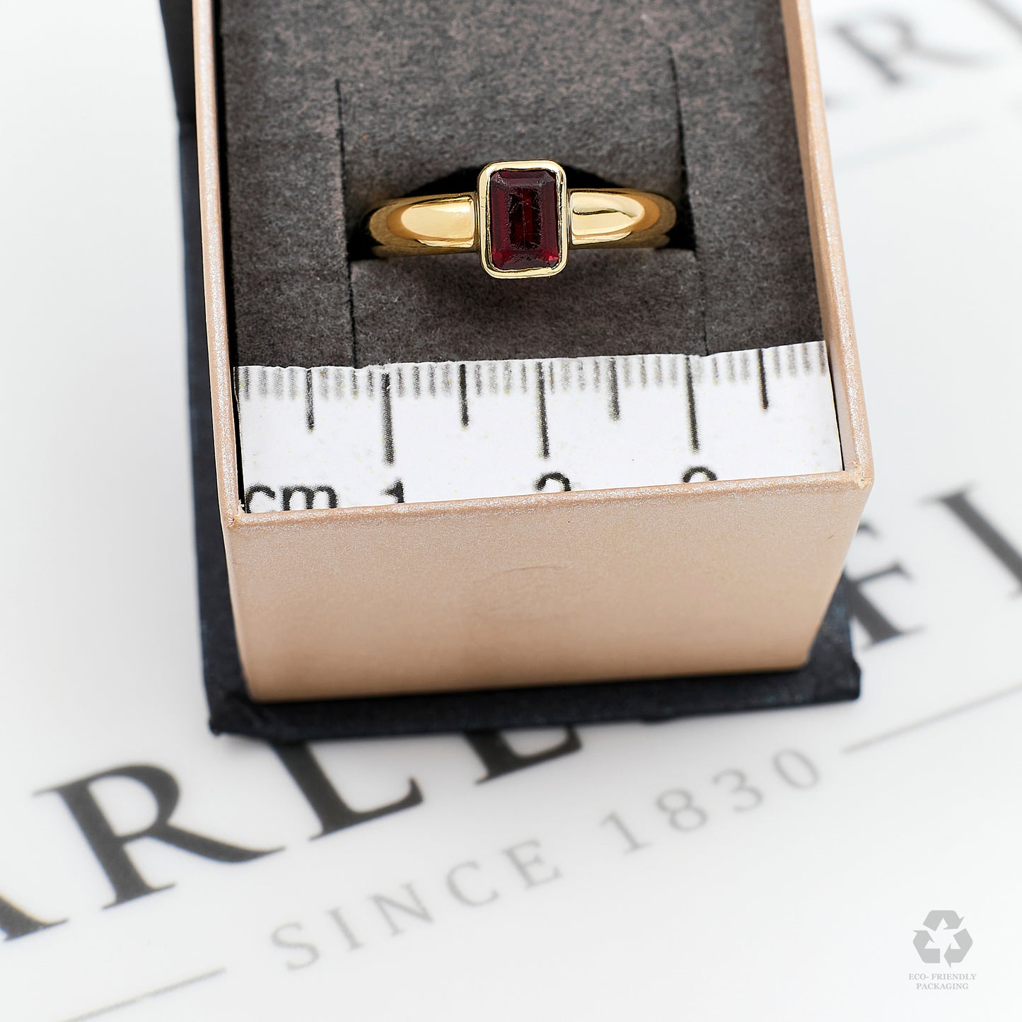 Pre-Owned 9ct Gold Rectangular Garnet Ring Size P