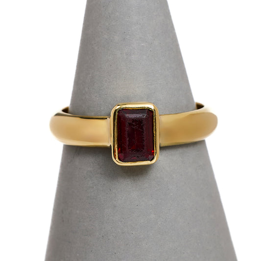 Pre-Owned 9ct Gold Rectangular Garnet Ring Size P