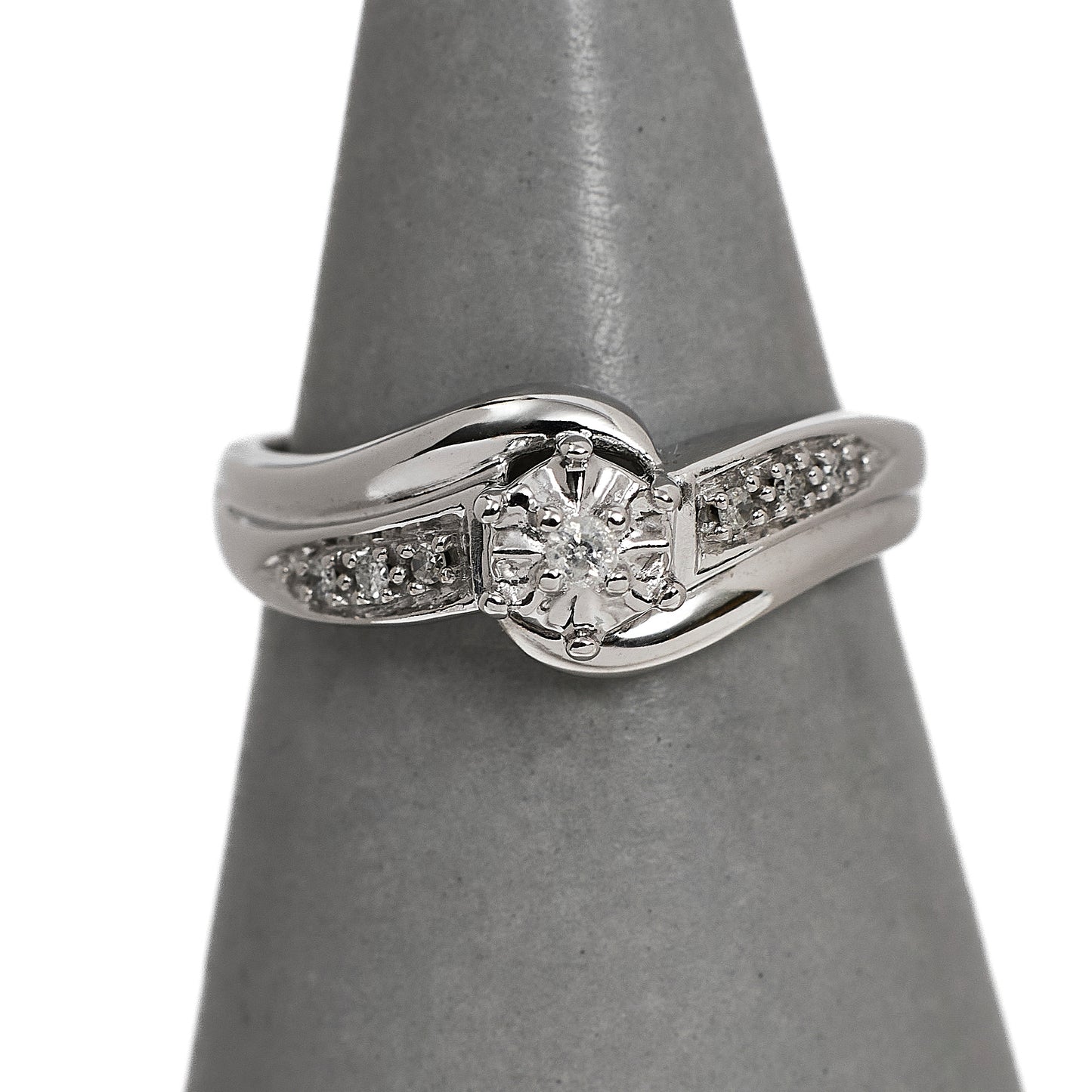 Pre-Owned 9ct White Gold Illusion Set Diamond Ring Size M