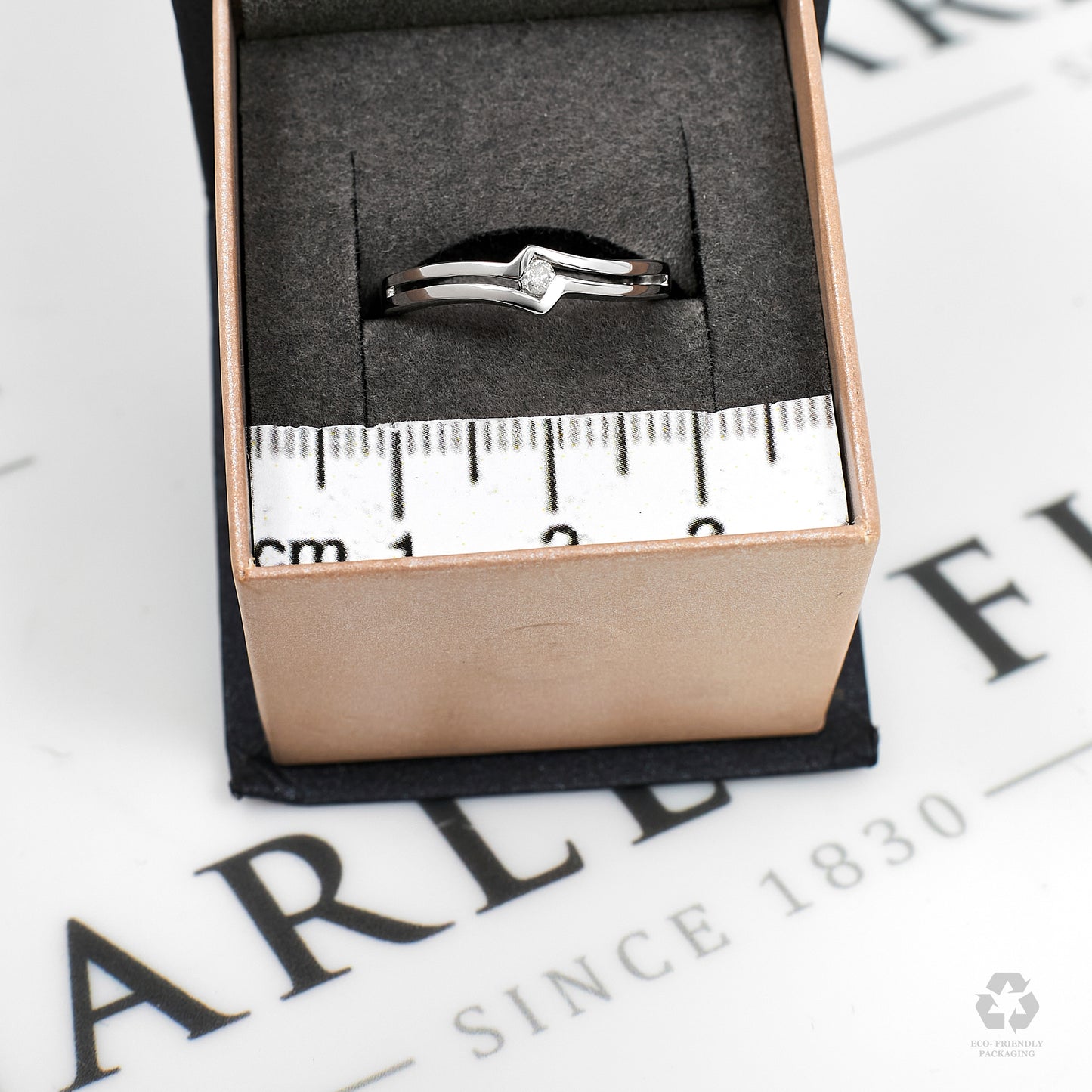Pre-Owned 9ct White Gold Diamond Zigzag Ring Size M