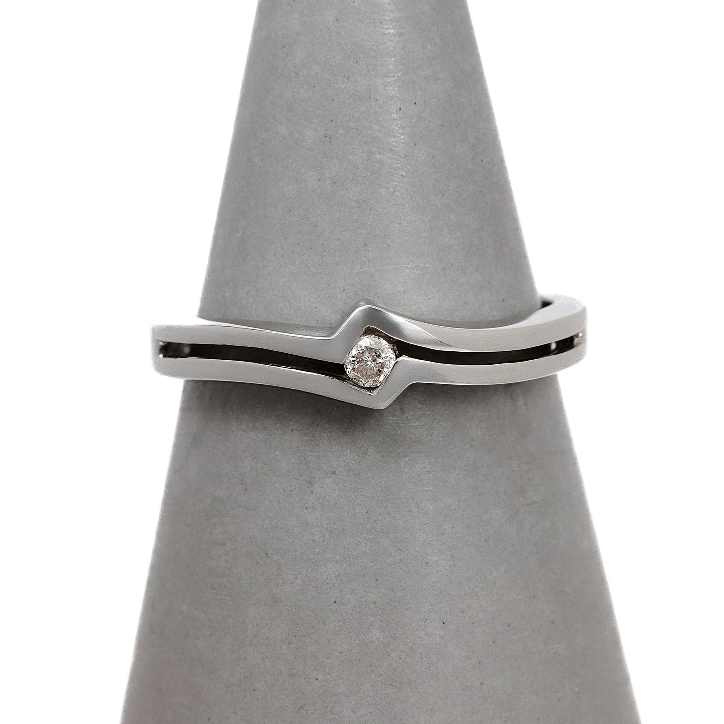 Pre-Owned 9ct White Gold Diamond Zigzag Ring Size M