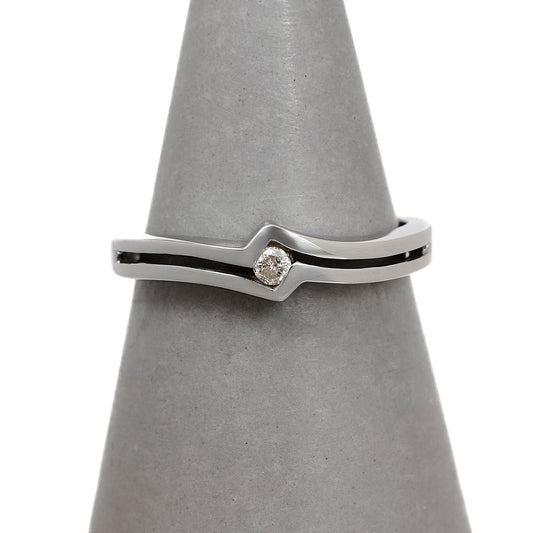 Pre-Owned 9ct White Gold Diamond Zigzag Ring Size M