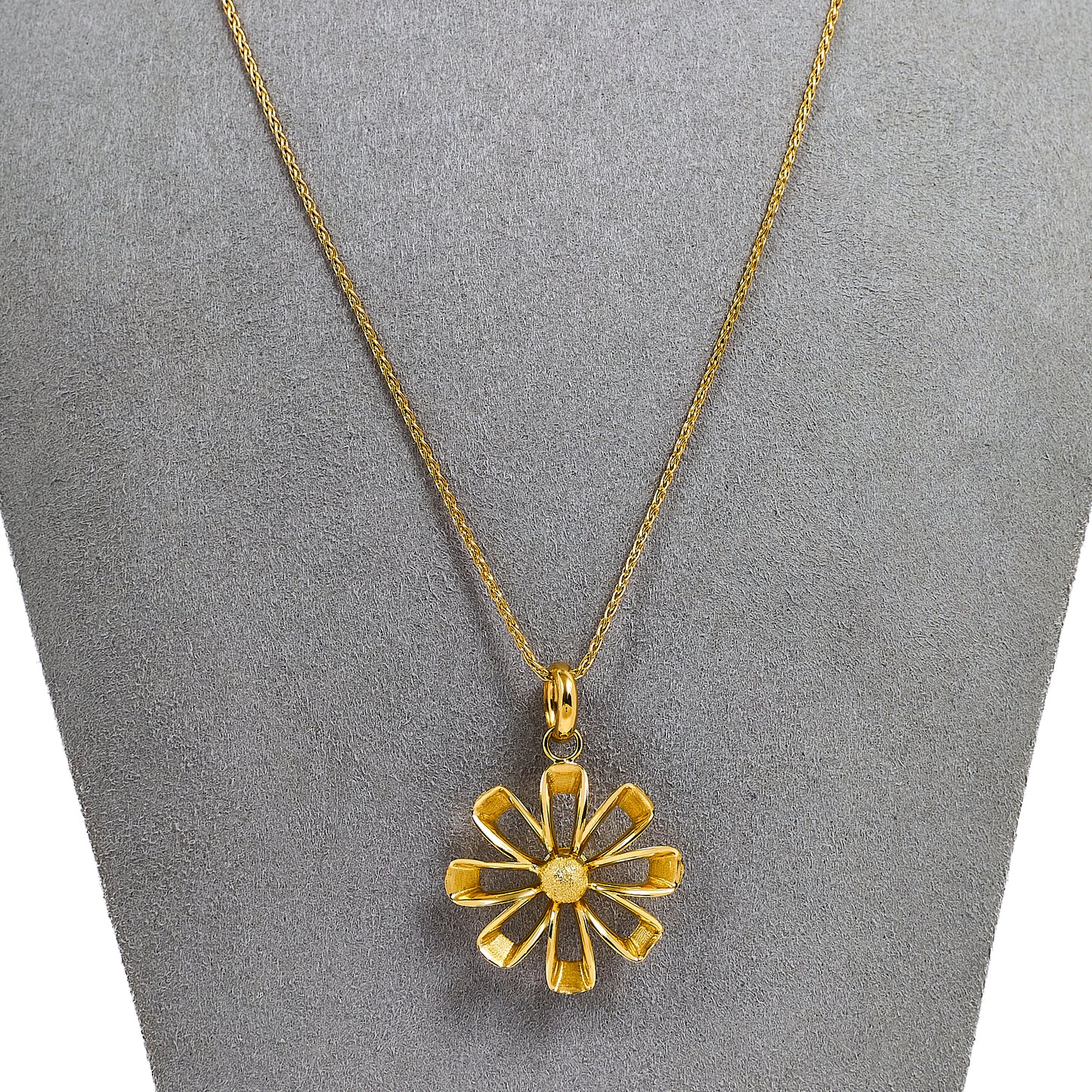 Pre-Owned 18ct Gold Flower Pendant & Chain 18 Inch
