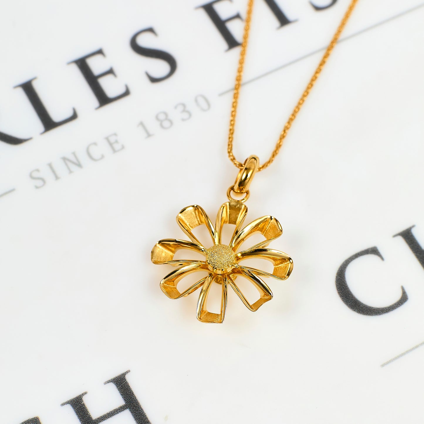 Pre-Owned 18ct Gold Flower Pendant & Chain 18 Inch