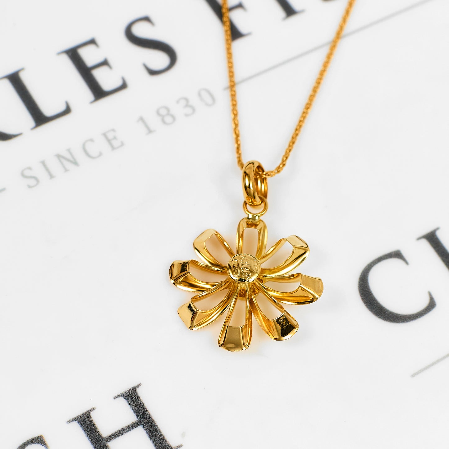 Pre-Owned 18ct Gold Flower Pendant & Chain 18 Inch
