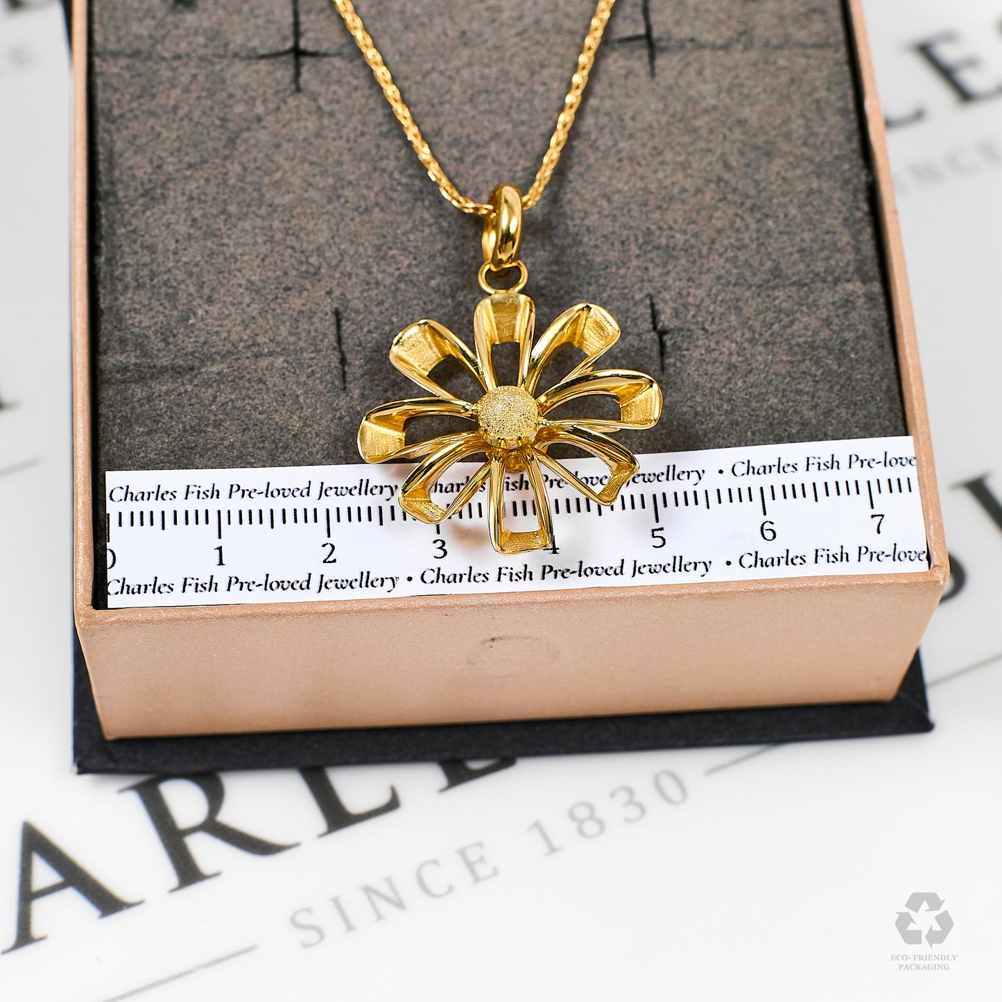Pre-Owned 18ct Gold Flower Pendant & Chain 18 Inch
