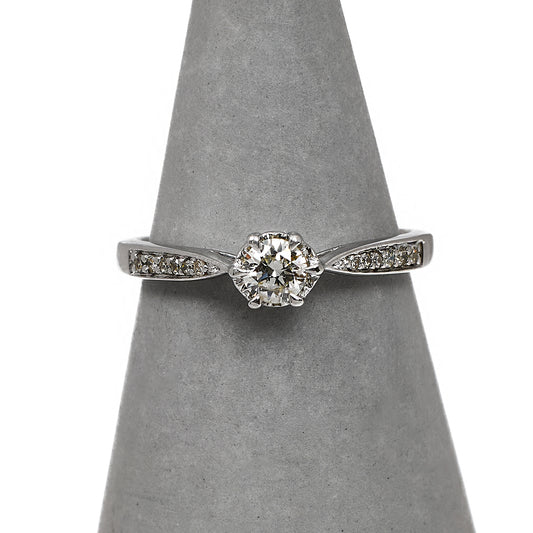 Pre-Owned 9ct White Gold Diamond Ring & Diamond Shoulders