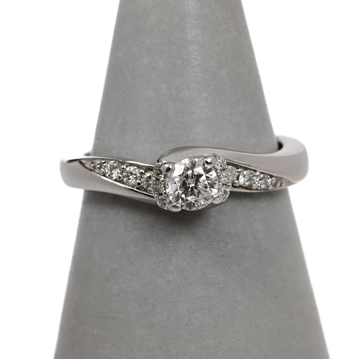 Pre-Owned 9ct White Gold Diamond Ring & Diamond Shoulders