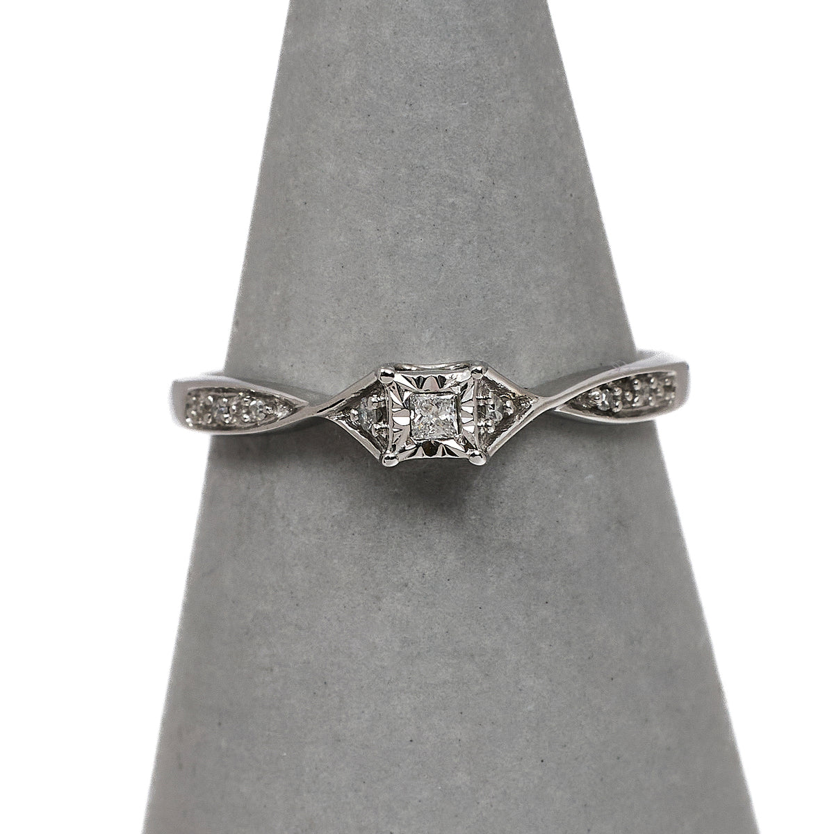 Pre-Owned 9ct White Gold Princess Cut Diamond Ring Size L.5