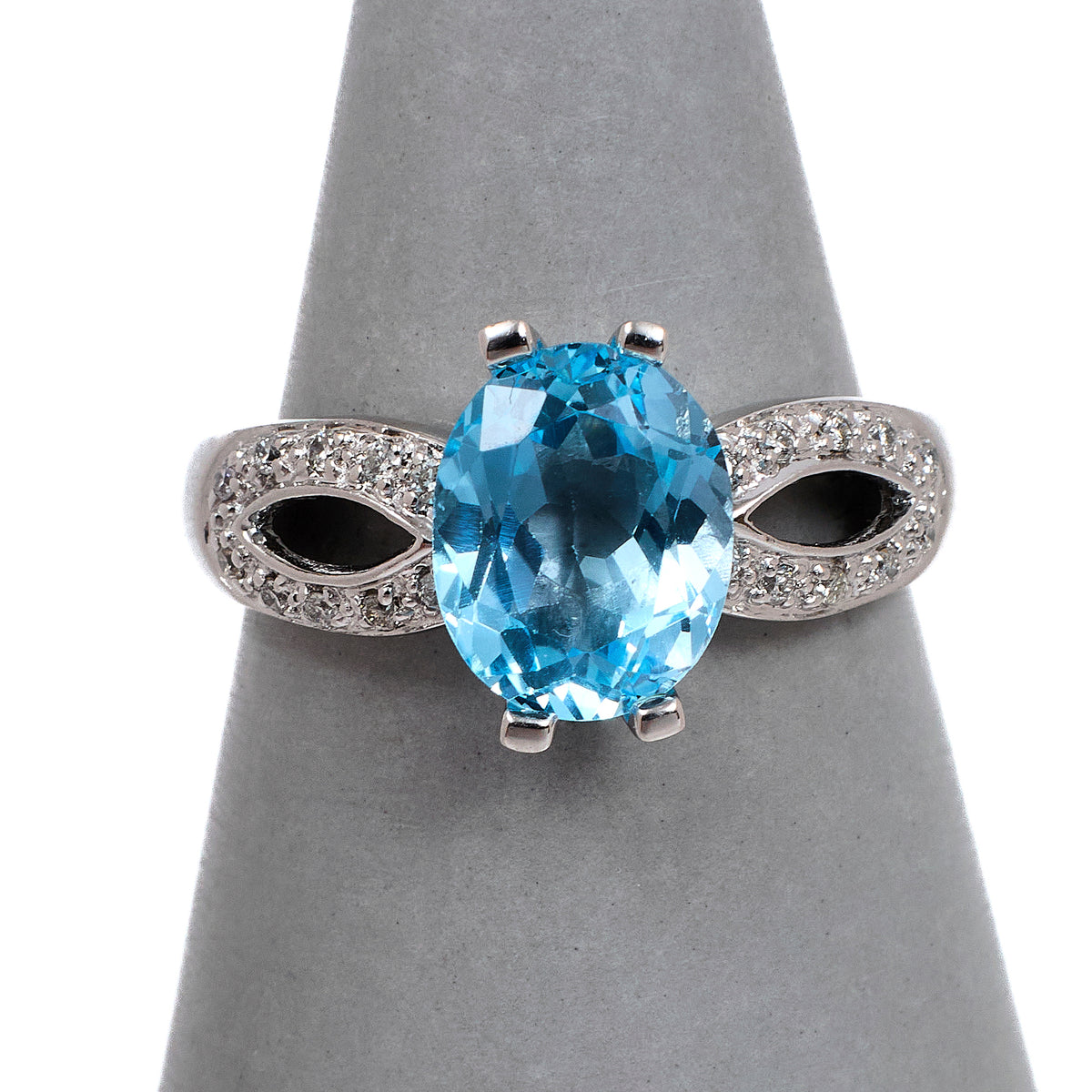 Pre-Owned 9ct White Gold Oval & Topaz Diamond Ring Size Q.5