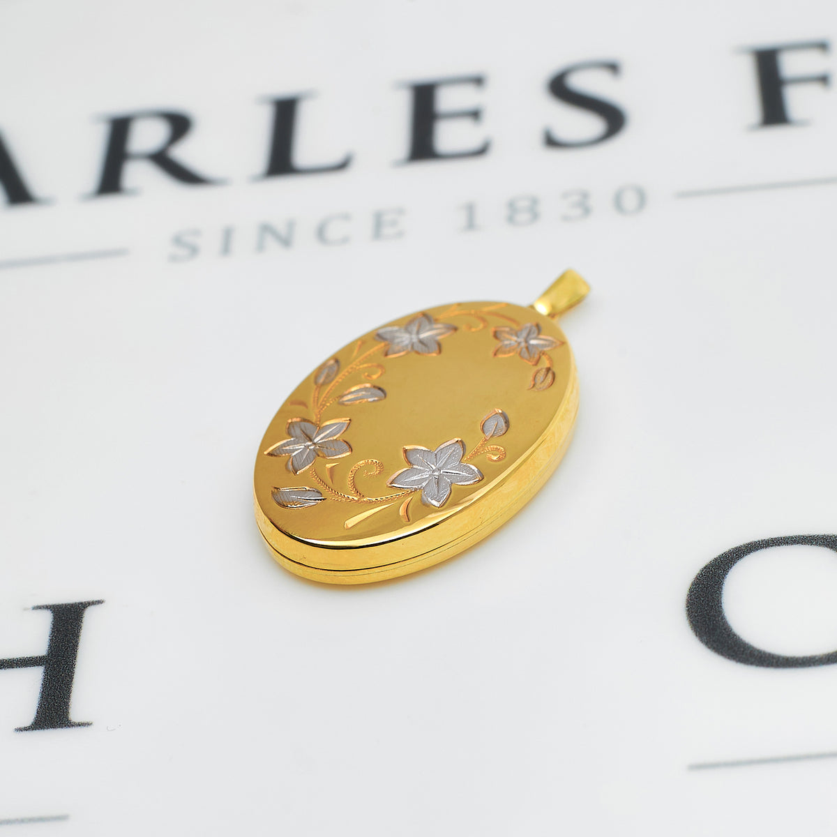 Pre-Owned 9ct Gold Oval Locket & White Flowers