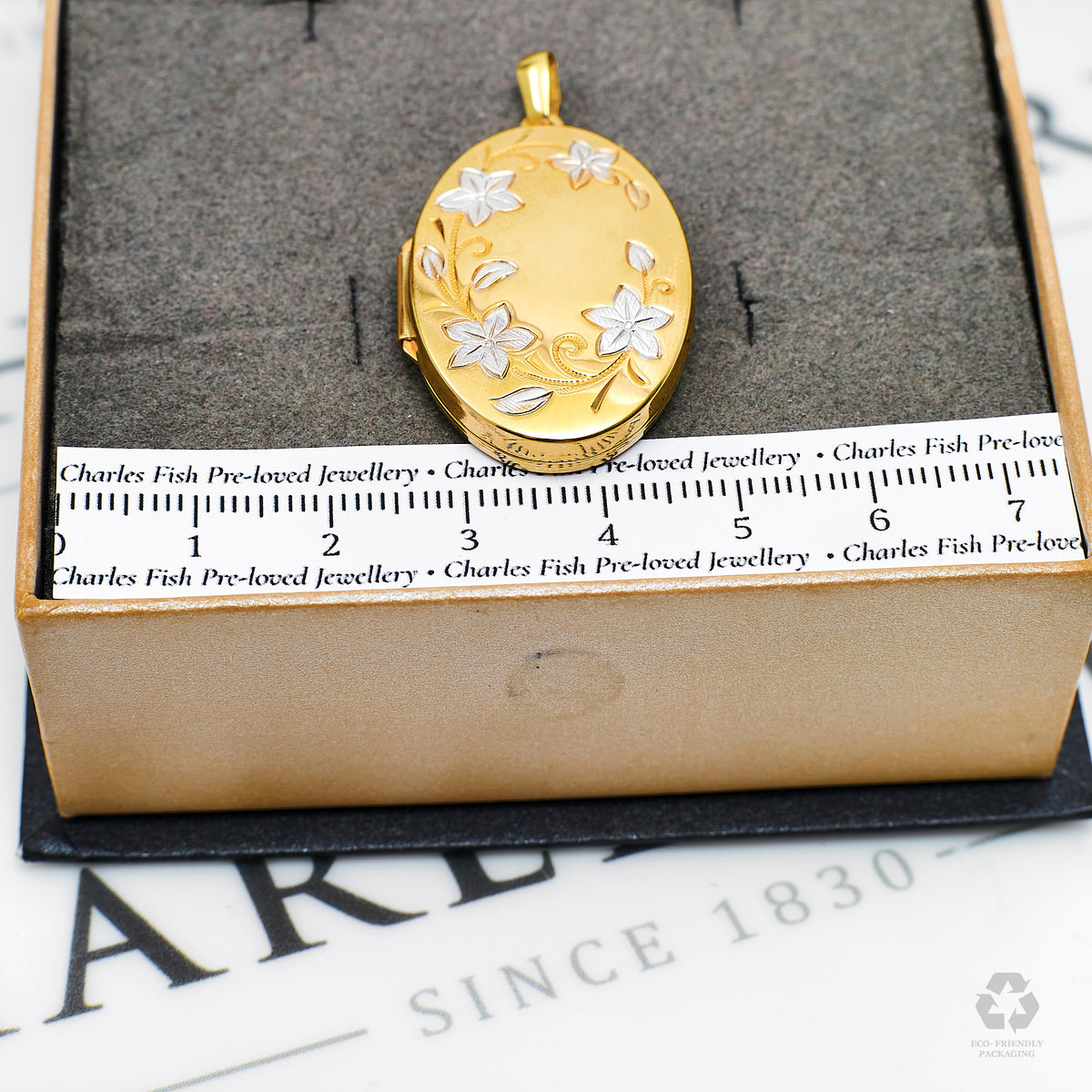 Pre-Owned 9ct Gold Oval Locket & White Flowers