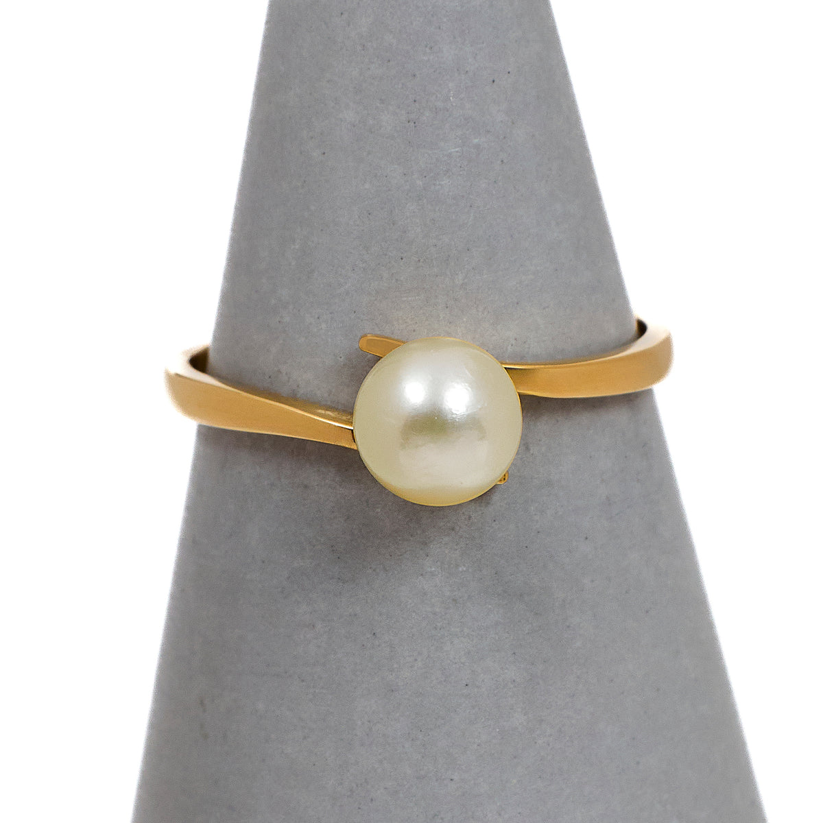Pre-Owned 9ct Gold Cultured Pearl Ring Size M.5